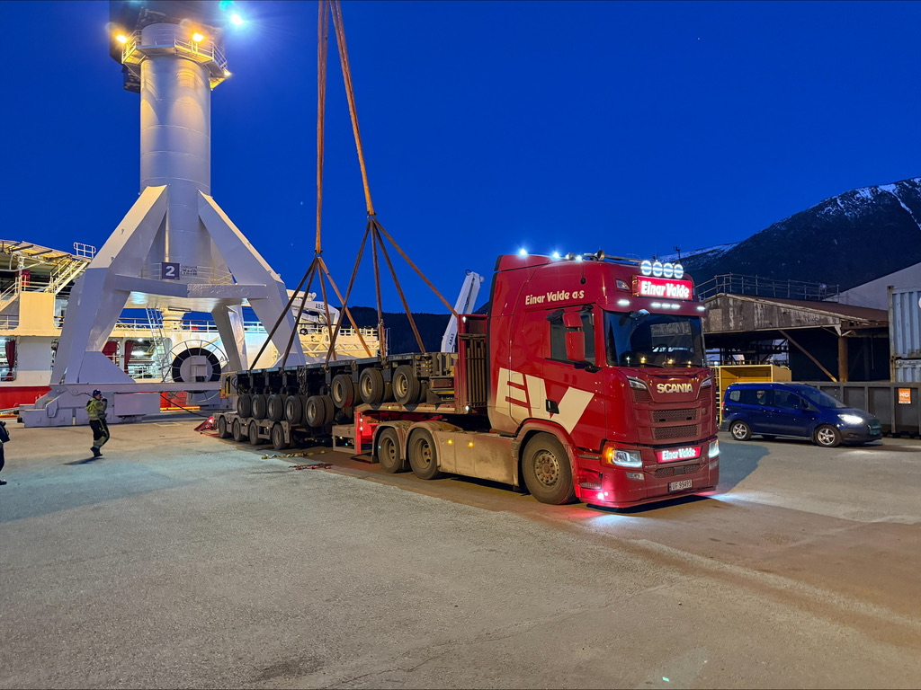 Einar Valde Scania på sunnmørsk vei i høstfarger